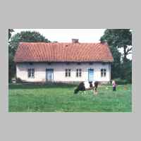 022-1202 Goldbach, 08.Juni 1995. Im Hofgelaende des Anwesens Walter Hein mit Blick auf das Wohnhaus. Alle Scheunen und Stallungen sind verschwunden.jpg
